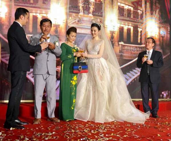Lộ ảnh cưới bí mật ở quê nhà Vũng Tàu của mỹ nữ đi xe 70 tỷ 8