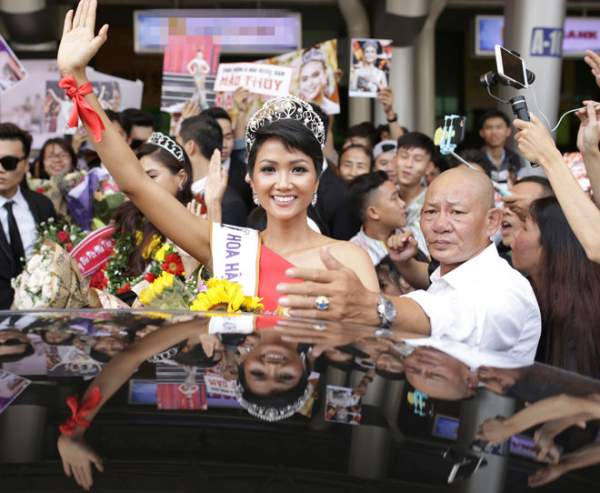 Hoa hậu H"Hen Niê bị "bao vây" chật cứng ở sân bay khi về Sài Gòn 3
