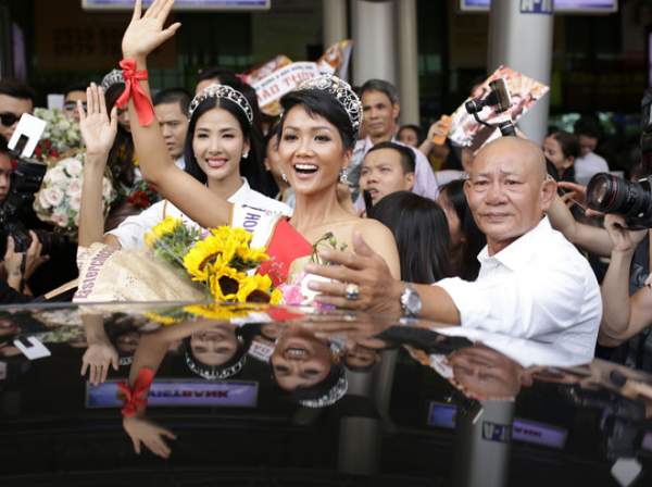 Hoa hậu H"Hen Niê bị "bao vây" chật cứng ở sân bay khi về Sài Gòn 2