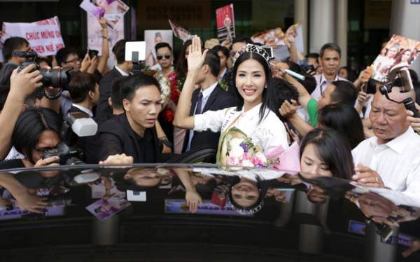 Hoa hậu H"Hen Niê bị "bao vây" chật cứng ở sân bay khi về Sài Gòn 4