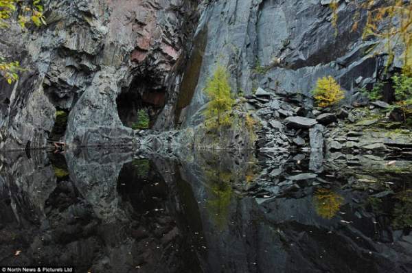 Hình đầu lâu khổng lồ trong mỏ đá bỏ hoang 4