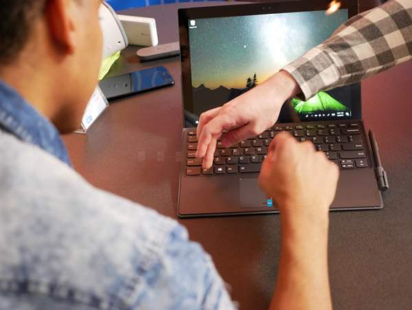Laptop chạy chip di động Lenovo Miix 630 giá 18,1 triệu đồng 2