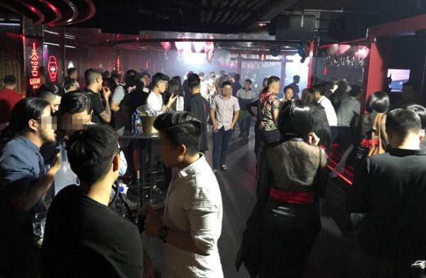 Nhiều nam nữ “phê” bóng cười trong quán bar “chui” ở SG
