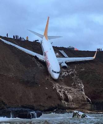 Máy bay Thổ Nhĩ Kỳ chở 162 người trượt cắm đầu xuống vực