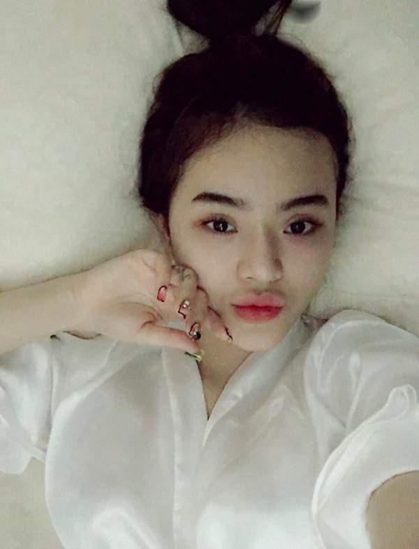 Nín thở với loạt váy áo ngủ trễ nải của em gái Angela Phương Trinh 8