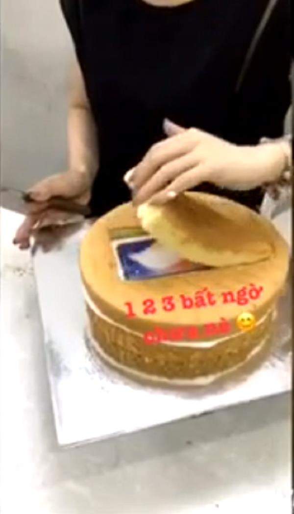 Dân mạng TQ xôn xao clip cô gái Việt giấu iPhoneX trong bánh tặng bạn trai