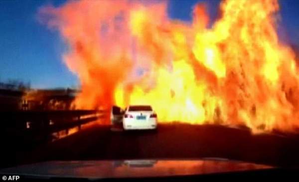 TQ: Hãi hùng lửa bùng lên từ xe bồn xăng đổ thiêu mọi thứ trên cao tốc