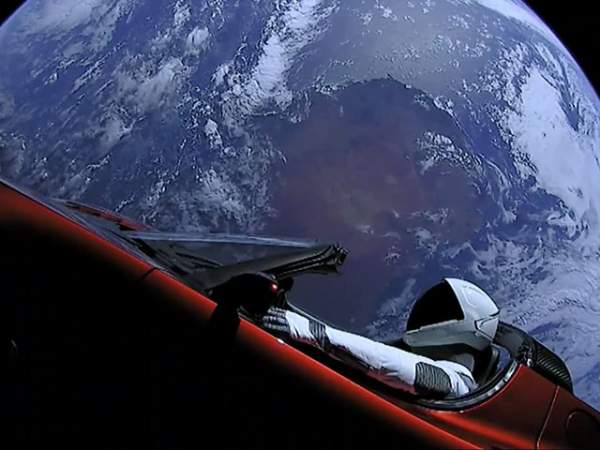 Tên lửa của Elon Musk đem chiếc Tesla Roadster đầu tiên vào vũ trụ