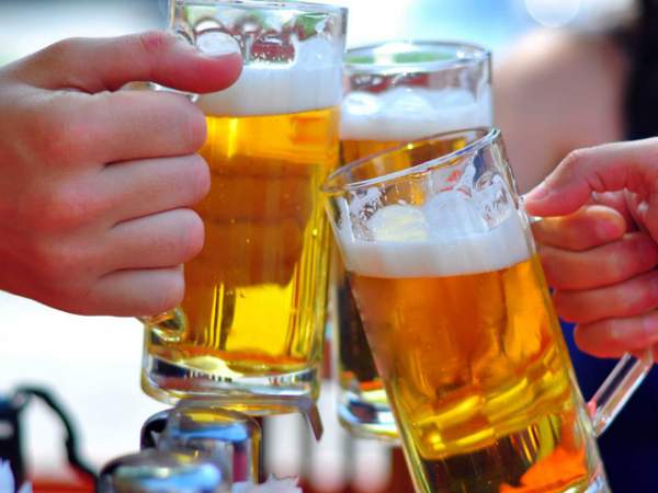 Uống bao nhiêu rượu bia để không phải đi viện ngày Tết?