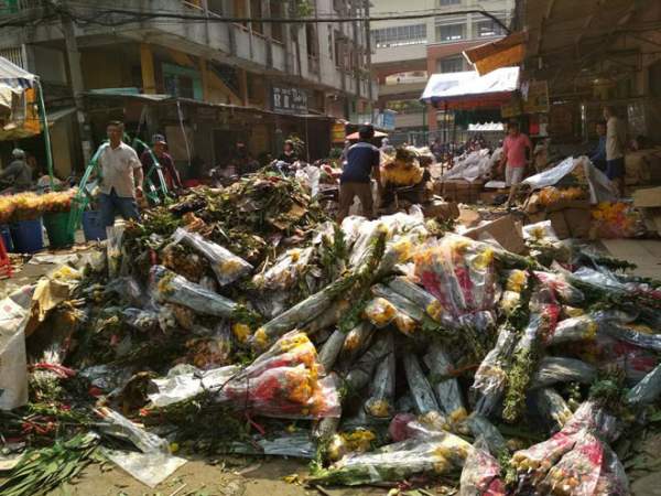 Hoa vứt bỏ chất thành “núi” ở Sài Gòn, chôn vùi cả xe máy ngày 30 Tết 8