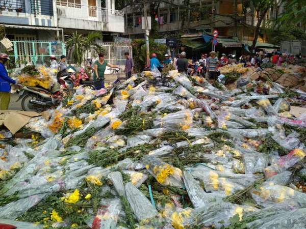 Hoa vứt bỏ chất thành “núi” ở Sài Gòn, chôn vùi cả xe máy ngày 30 Tết 4