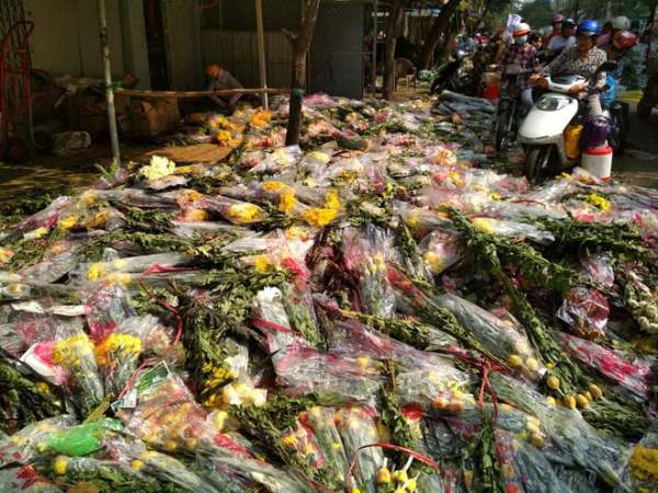 Hoa vứt bỏ chất thành “núi” ở Sài Gòn, chôn vùi cả xe máy ngày 30 Tết 2