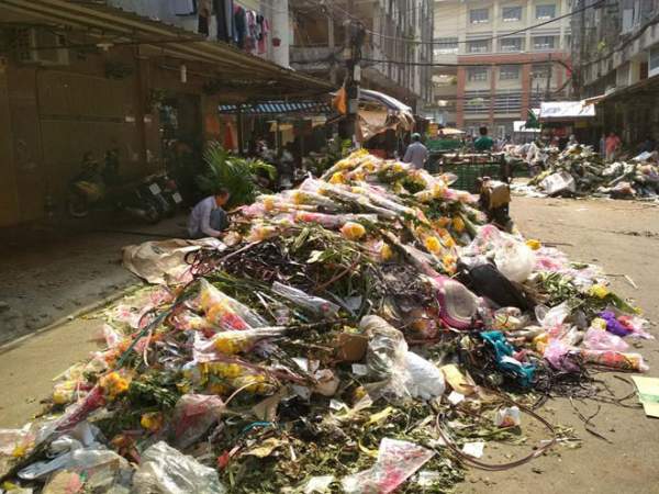 Hoa vứt bỏ chất thành “núi” ở Sài Gòn, chôn vùi cả xe máy ngày 30 Tết 9