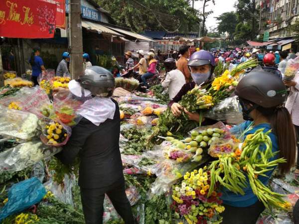 Hoa vứt bỏ chất thành “núi” ở Sài Gòn, chôn vùi cả xe máy ngày 30 Tết 10
