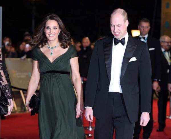 Công nương Kate bị chỉ trích vì mặc váy xanh trên thảm đỏ BAFTA