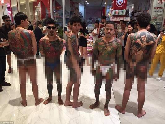 Dân xăm trổ Thái Lan mình trần rồng rắn đi trong siêu thị gây phản cảm