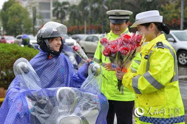 Cảnh sát Trung Quốc chặn xe 50 cô gái để làm điều bất ngờ