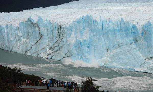 Mái vòm băng kì vĩ ở Argentina đổ sụp sau 4 năm 4