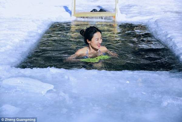 Người phụ nữ TQ mặc bikini chụp ảnh ở nơi lạnh -40 độ C 3