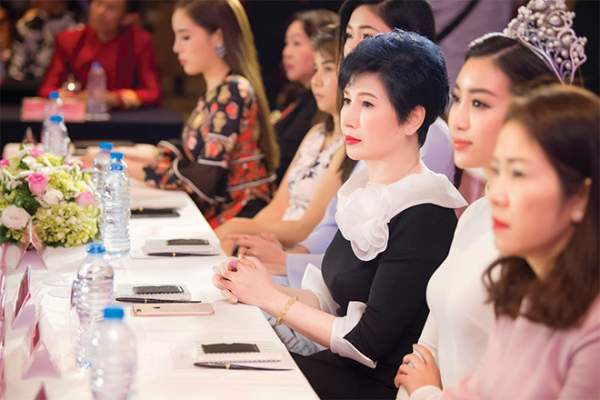 Cố vấn sắc đẹp Hoa hậu Việt Nam 2018 trẻ xinh khó ngờ ở tuổi 50