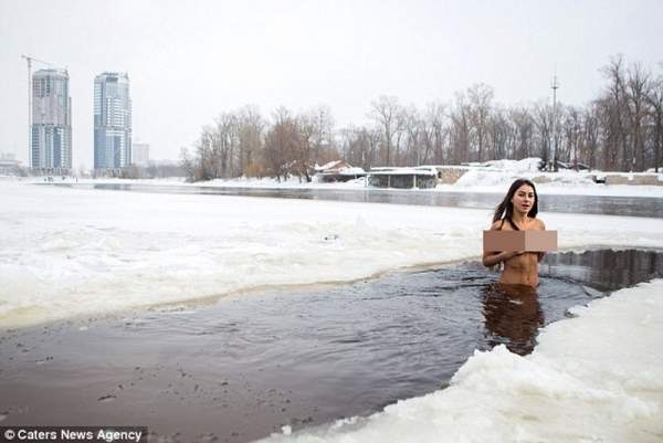 Cô gái Ukraine khỏa thân tắm sông băng để xinh đẹp hơn 2