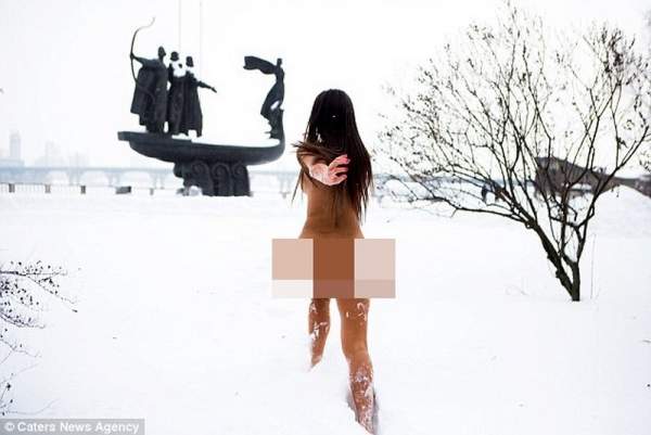 Cô gái Ukraine khỏa thân tắm sông băng để xinh đẹp hơn 3