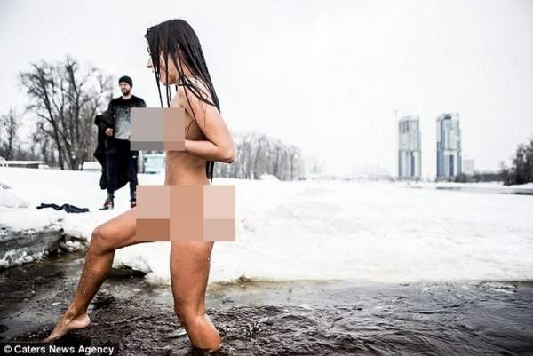Cô gái Ukraine khỏa thân tắm sông băng để xinh đẹp hơn 4