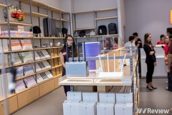 Xiaomi khai trương cửa hàng lớn nhất trong khu vực tại TP.HCM, bày bán gần 200 mã hàng 3