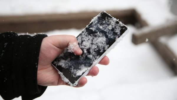 Bi kịch trời lạnh: Pin điện thoại sụt nhanh đến thảm họa, tại sao vậy?