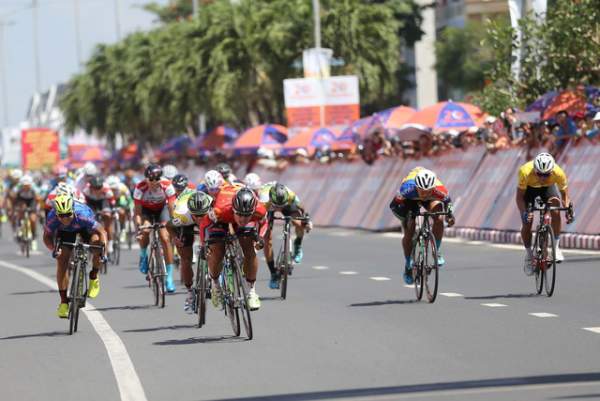 Trần Nguyễn Duy Nhân lần đầu thắng chặng tại giải xe đạp xuyên Việt 2018 1