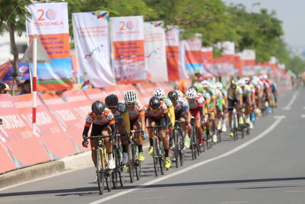 Nguyễn Thành Tâm chiếm áo vàng của Huỳnh Thanh Tùng tại giải xe đạp xuyên Việt 2018 1
