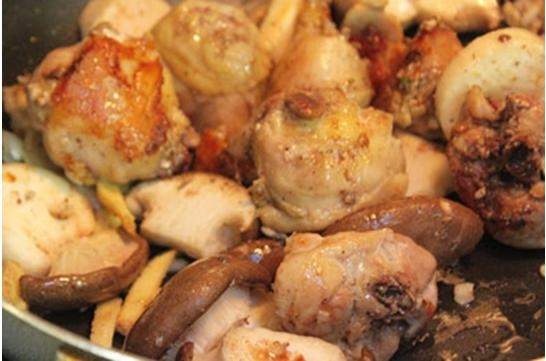 Cách làm thịt gà kho nấm đậm đà cho bữa cơm ấm áp 6