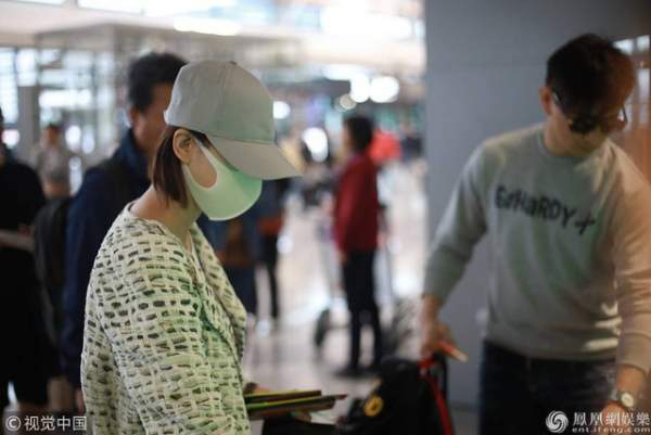 Lưu Thi Thi và Ngô Kỳ Long tình tứ tại sân bay giữa tin đồn ly hôn vì ngoại tình
