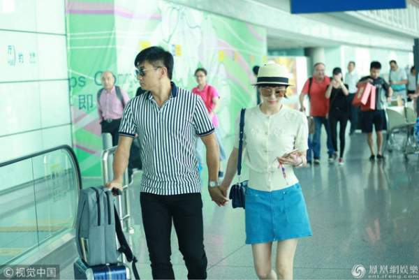 Lưu Thi Thi và Ngô Kỳ Long tình tứ tại sân bay giữa tin đồn ly hôn vì ngoại tình 8