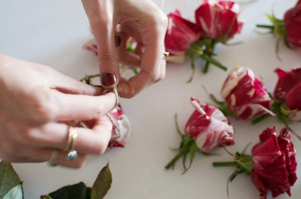 Làm vòng hoa hồng dễ thương cho ngày Valentine trắng 6