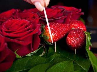 Cách cắm hoa hồng hình trái tim cho ngày Valentine 6