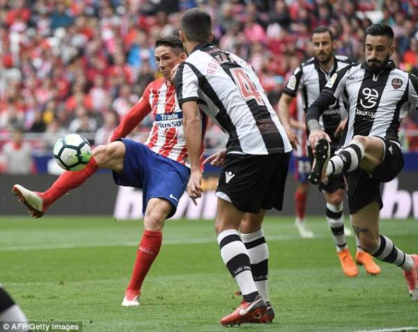 Torres cán mốc 100 bàn ở La Liga trong ngày Atletico đại thắng 6