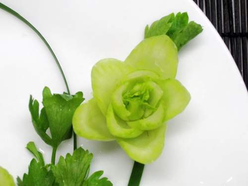 Mách bạn cách tỉa hoa từ cải thìa đẹp mắt trang trí món ăn Tết 7