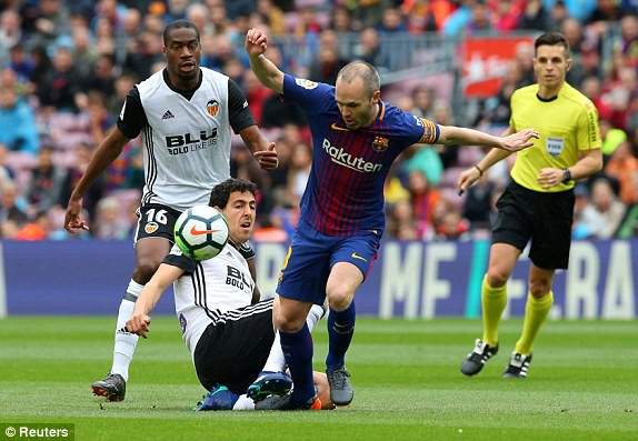 Luis Suarez ghi bàn, Barcelona giành 3 điểm quan trọng trước Valencia 10