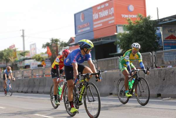Một tay đua gặp tai nạn khi đổ đèo Vĩnh Hy (Ninh Thuận), giải xe đạp xuyên Việt 2018 1