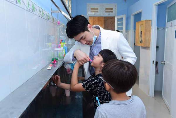 Các bác sĩ nha khoa Hàn Quốc khám chữa răng miễn phí cho trẻ mồ côi 4