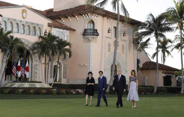 Tổng thống Trump đón thân mật Thủ tướng Nhật Bản tại "Cung điện Mùa Đông"