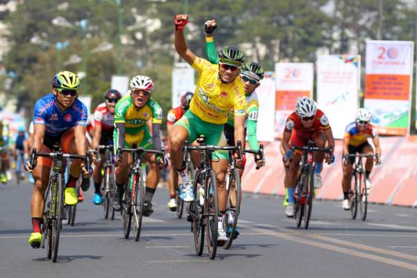 Nguyễn Thành Tâm lần thứ 6 thắng chặng tại giải xe đạp xuyên Việt 2018 1