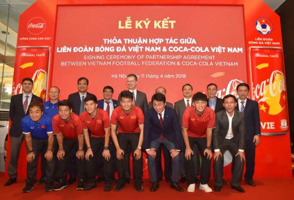 Giấc mơ vàng của bóng đá Việt trên lon Coca-Cola phiên bản đặc biệt 2