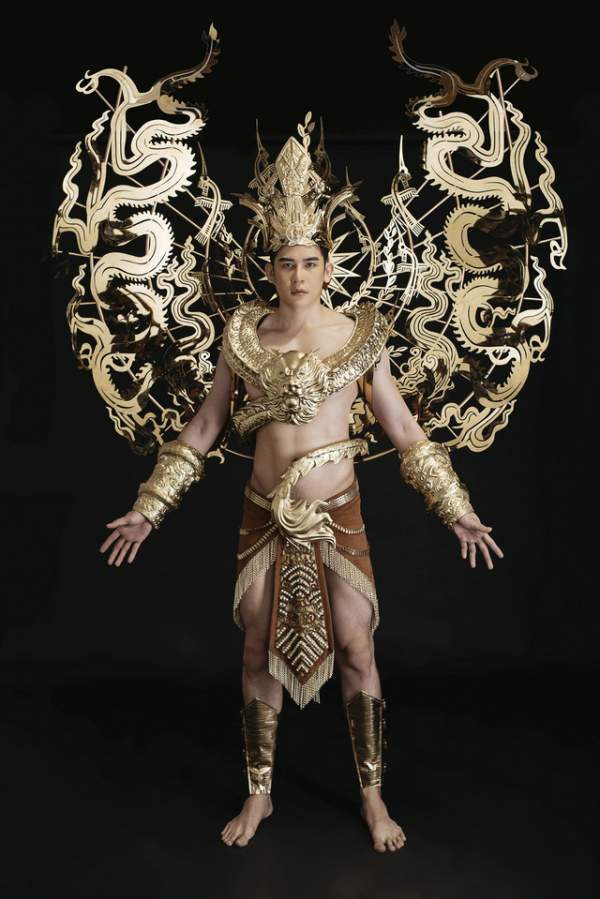 Minh Trung mang trang phục nặng 40kg dát vàng dự thi Mister International 3