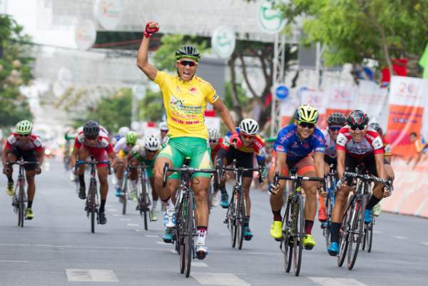 Nguyễn Thành Tâm lần thứ 7 thắng chặng tại giải xe đạp xuyên Việt 2018 1