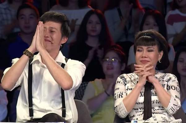Hoài Linh - Việt Hương ôm mặt khóc vì anh hùng cứu 11 mạng người