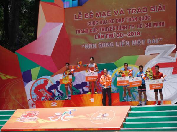 Lê Nguyệt Minh thắng chặng cuối, Nguyễn Thành Tâm đoạt áo vàng giải xe đạp xuyên Việt 2018 2