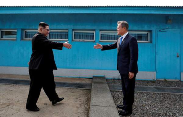 Khi ông Kim Jong-un trổ tài... quyến rũ