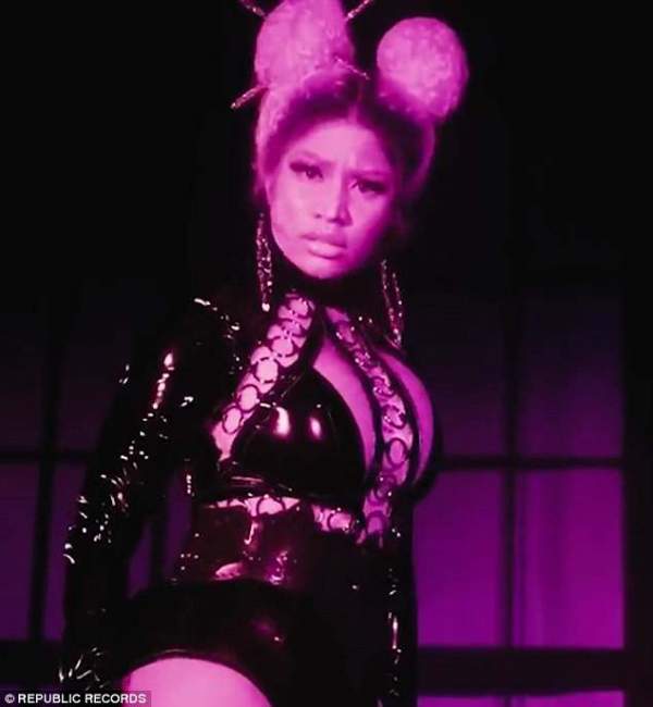 Nicki Minaj bốc lửa trong MV mới 4